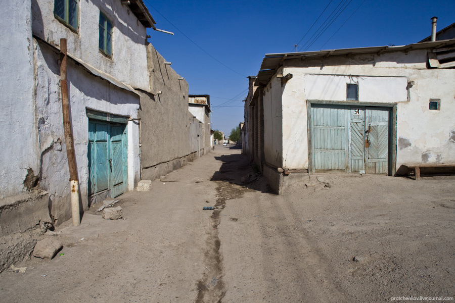 Бухара отличается от Самарканда тем, что тут сохранился целый район старого города. В Самарканде старый город не сохранился, а только остались некоторые отдельные здания – мечети, медресе и другие. Вот это типичная улица в Бухаре в исторической части. Бухара, Узбекистан