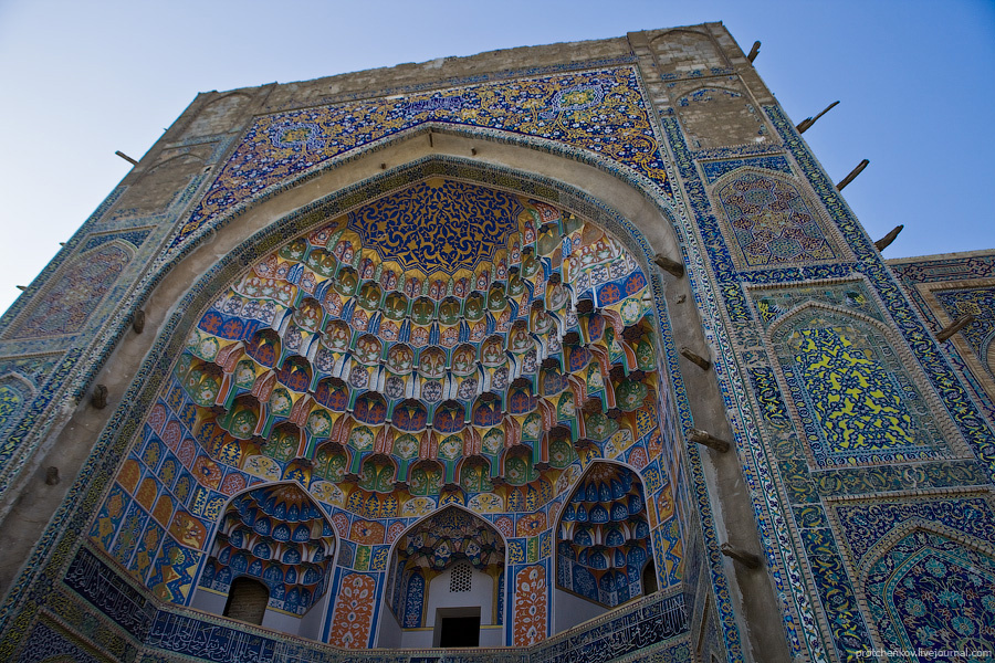 Портальный вход в мечеть. Бухара, Узбекистан