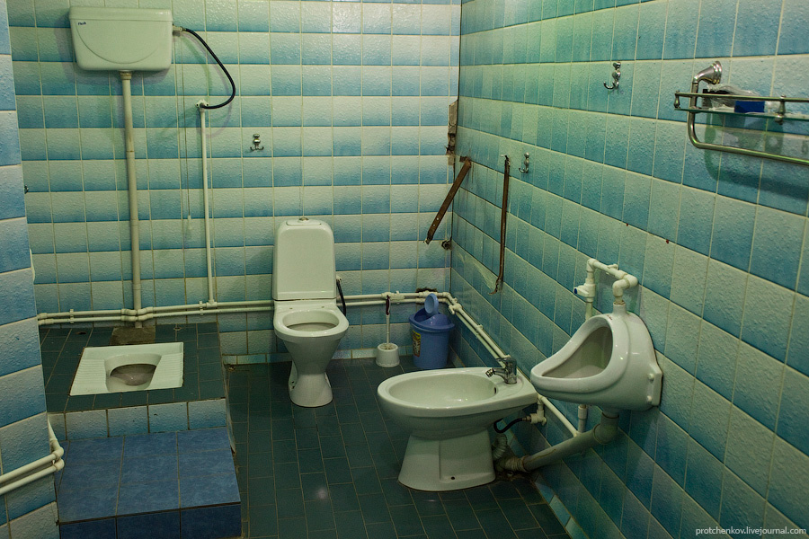 Туалет в одном из кафе. Делай дела куда хочешь и как хочешь. Но я, конечно же, мечтал о деревенском туалете с дыркой в деревянном полу. Бухара, Узбекистан