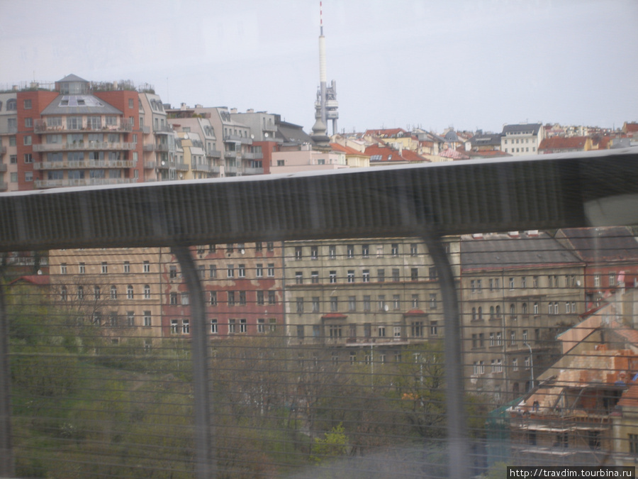 Проезжая мост самоубийц мы видим современную Прагу,а в центре Жижковская телебашня (высота башни-216 м).На переднем плане сетка ,чтобы не прыгали с моста. Прага, Чехия