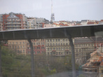 Проезжая мост самоубийц мы видим современную Прагу,а в центре Жижковская телебашня (высота башни-216 м).На переднем плане сетка ,чтобы не прыгали с моста.