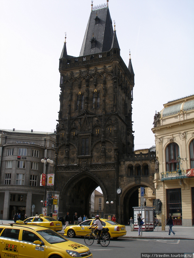 Древняя Пороховая башня или Пороховые ворота. Прага, Чехия
