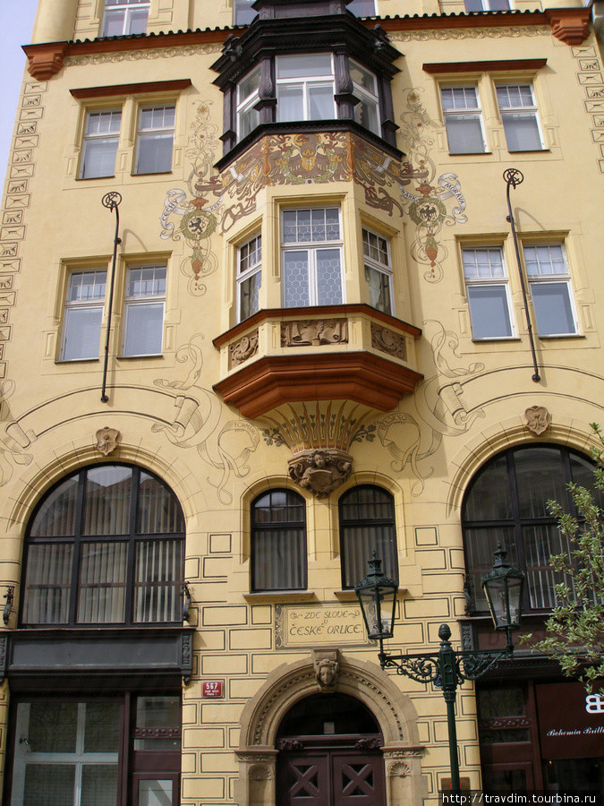 Расписанный эркер в Старом городе на доме с кадастровым номером. Прага, Чехия