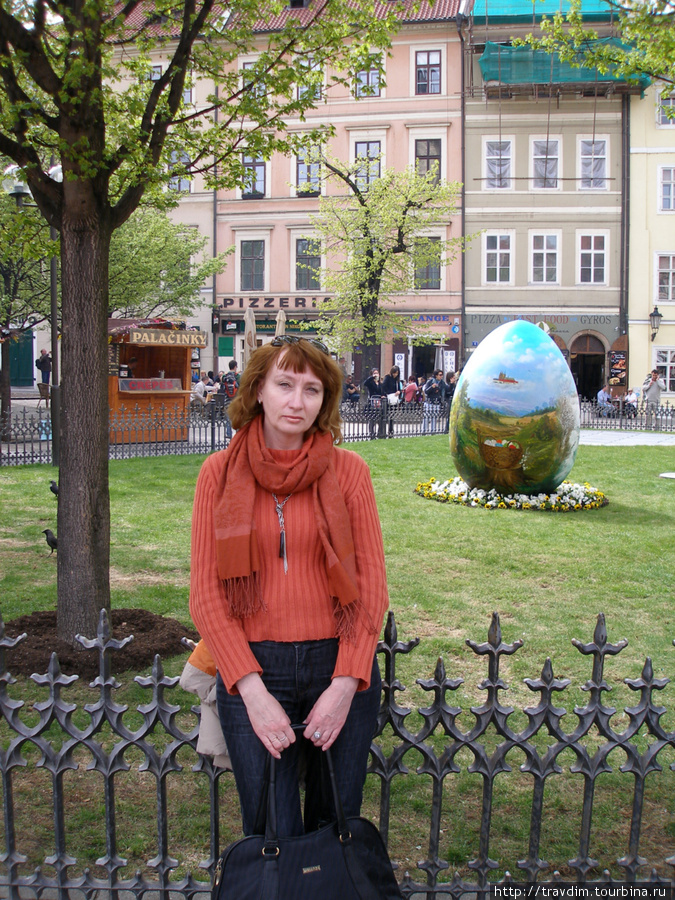 Вот такое пасхальное яйцо на Староместской площади. Прага, Чехия
