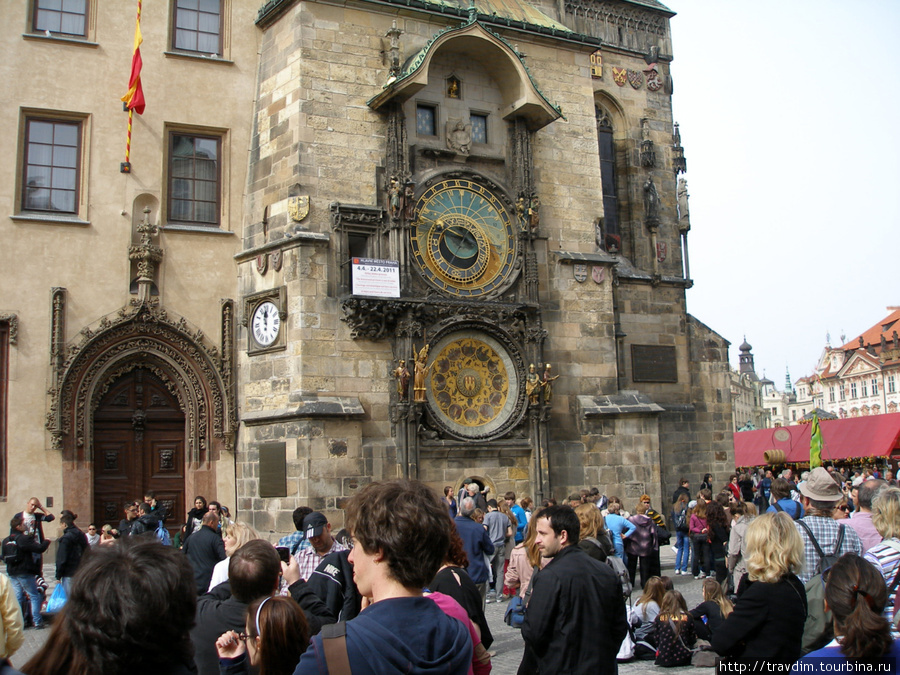 Астрономические часы на Староместской площади.Все ждут чуда ,но увы часы на ремонте были 4.04 по 22.04. Прага, Чехия