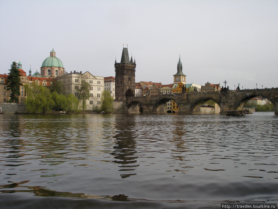 Карлов мост через реку Влтаву в Праге  соединяет районы Малая Страна и Старе Место .Сооружён в XV веке.(фотография  с катера). Прага, Чехия
