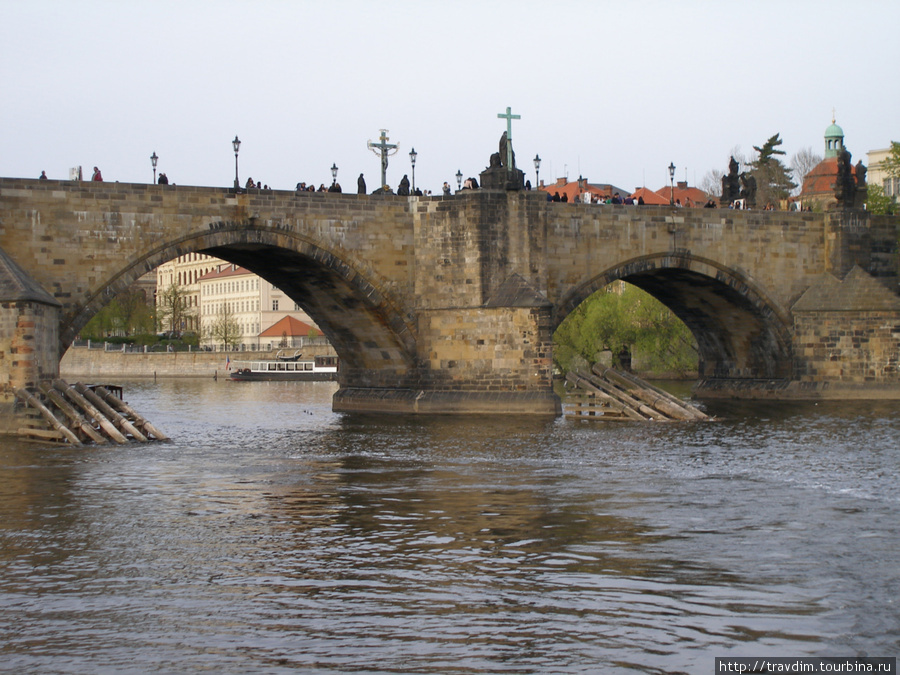 Карлов мост построен на 16 мощных арках. Прага, Чехия
