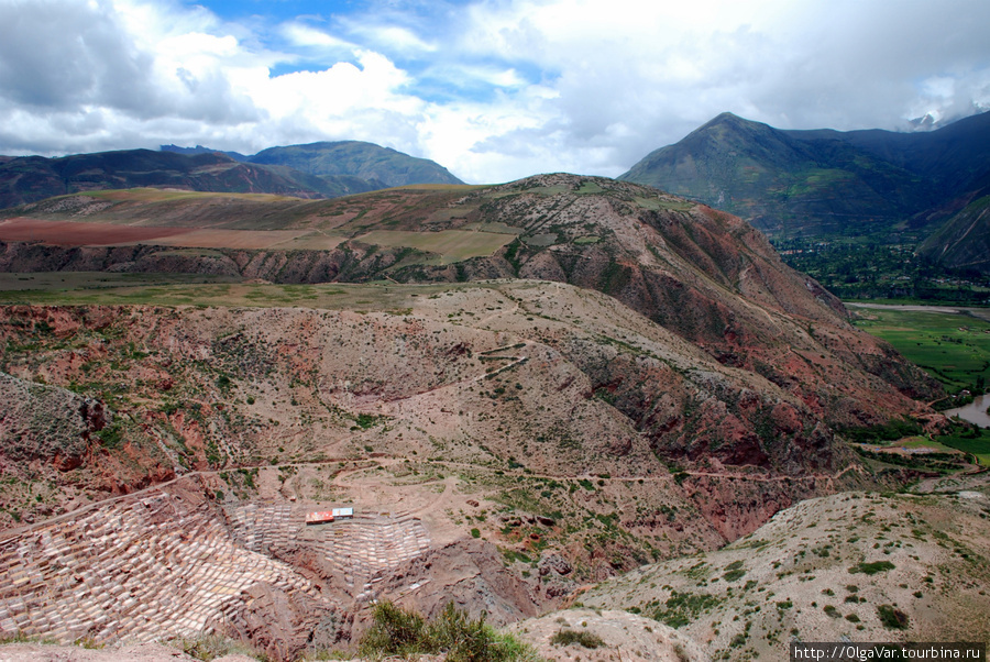 Издали соляная шахта напоминала соты Урубамба, Перу