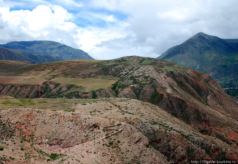 На склонах, неровных и обрывистых, с множеством разломов,  земля словно лопнула и разъехалась в разные стороны Урубамба, Перу