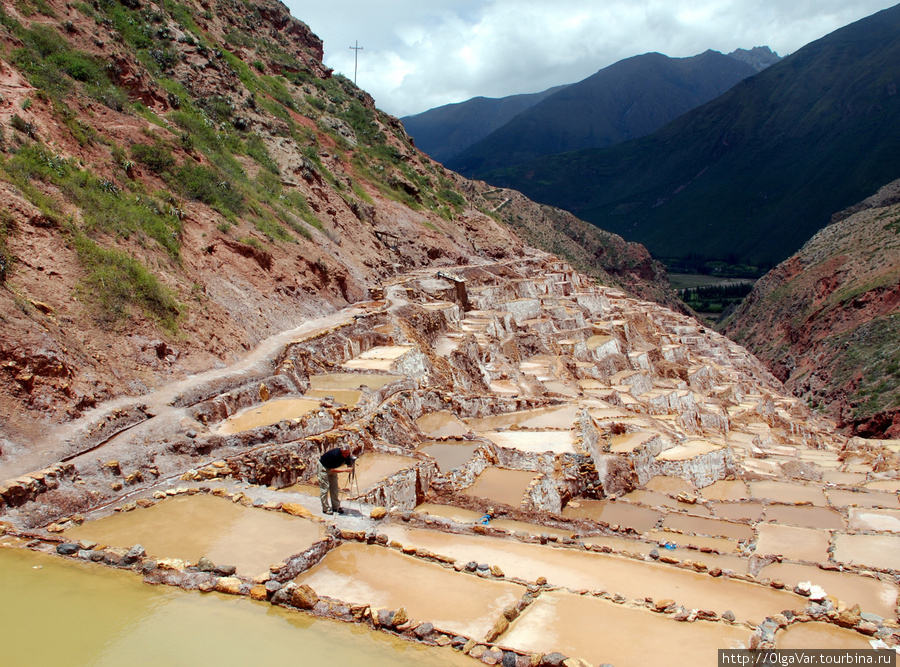 Соляная шахта  — Salineras, из которой перуанцы  веками извлекают соль Урубамба, Перу