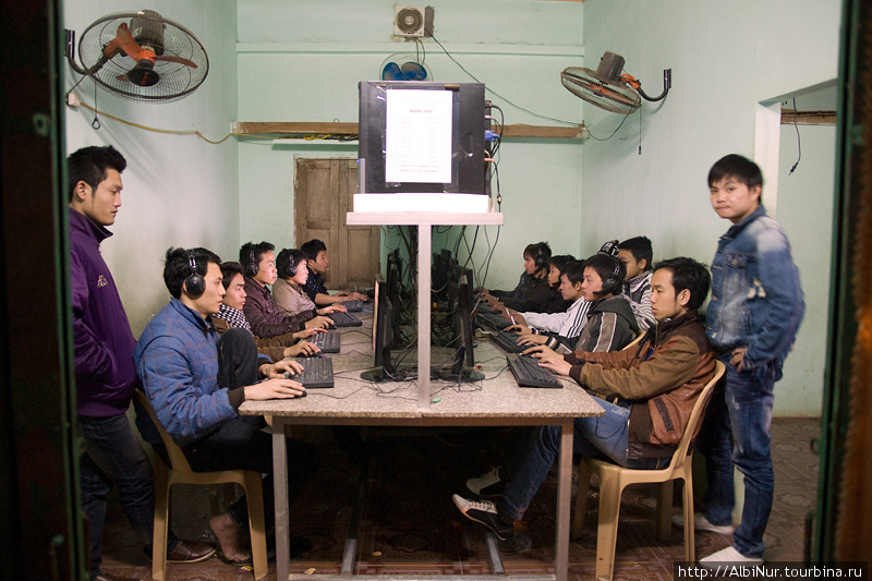 Компьютерный клуб похож на любой другой компьютерный клуб в провинциальном мелком поселении, сидят все и рубятся в контру и вов. Интернет — что-то около 8 руб/час. Вьетнам