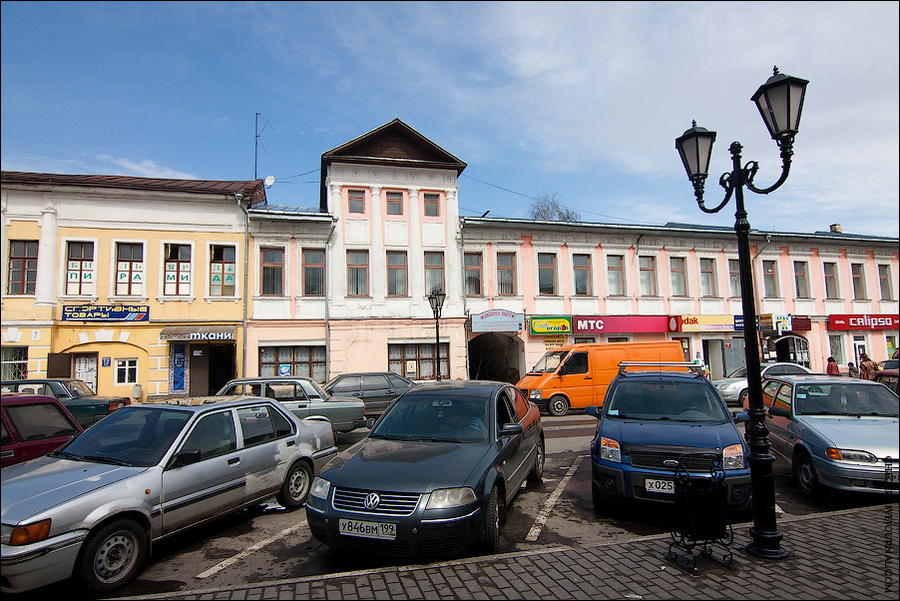 Вдоль всей центральной улицы построены старые дома, которые смыкаются боковыми стенами Муром, Россия