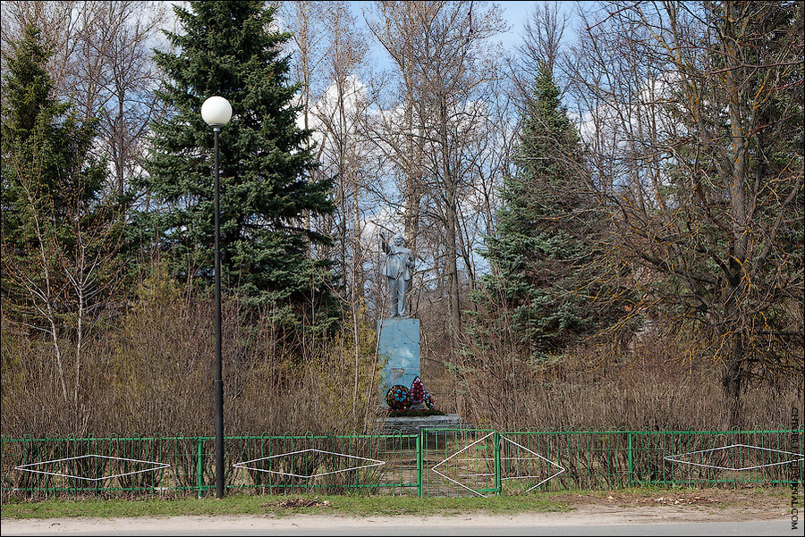 Даже Ленин тут прячется где то в кустах от столь массивной постройки Гусь-Железный, Россия