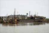 По берегам реки Камчатка множество разрушенных и гниющих судов.