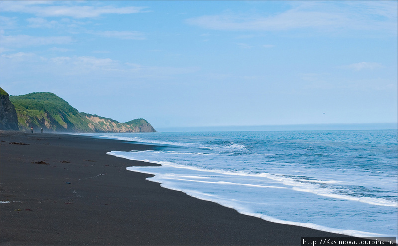 Пляж с черным песком. Камчатский край, Россия