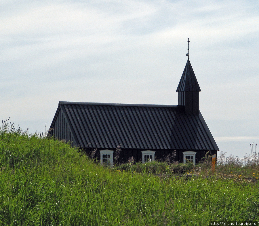Черная церковь возле пляжа с черным песком, одна из выделяемых достопримечательностей Исландии Западная Исландия, Исландия