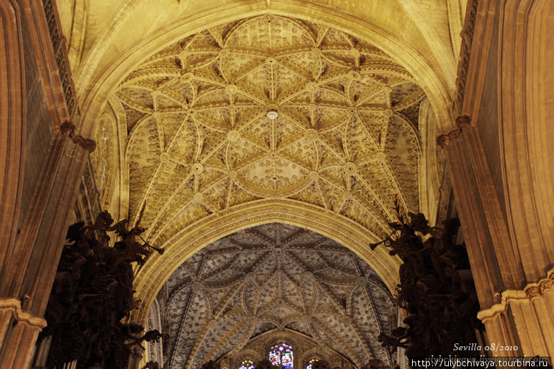 Потрясающие ажурные своды Севилья, Испания