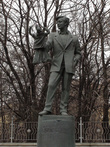 Памятник С.В.Образцову около театра