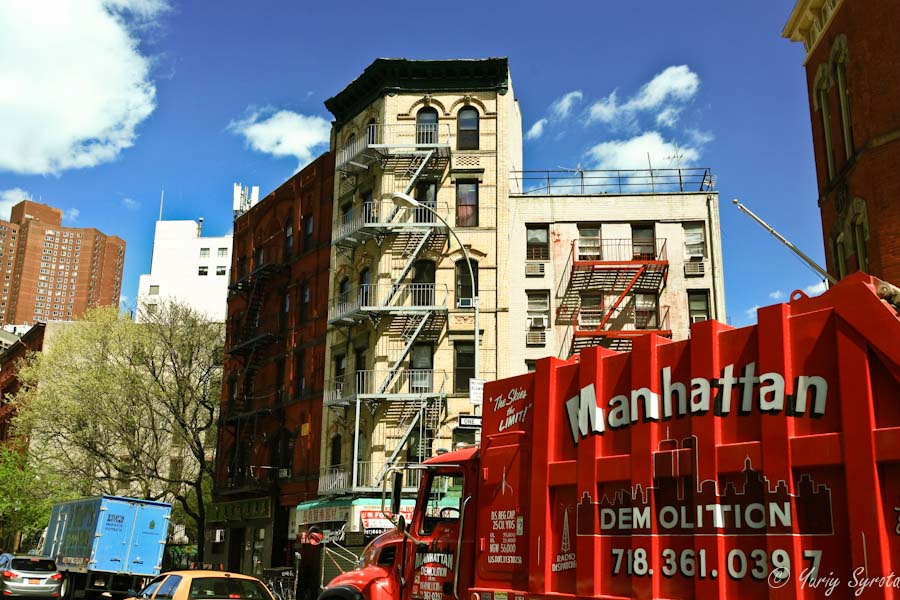 Жилой дом. Надпись на грузовике: Manhattan Demolition. Demolition — это разрушение домов (демонтаж). Нью-Йорк, CША