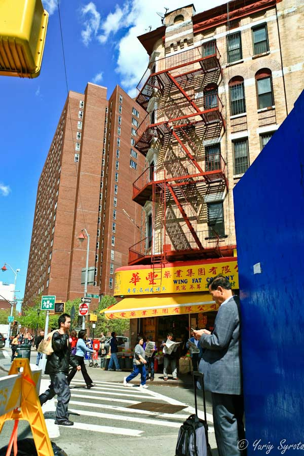 Китайский бизнесмен на фоне чего-то очень китайского;) Нью-Йорк, CША