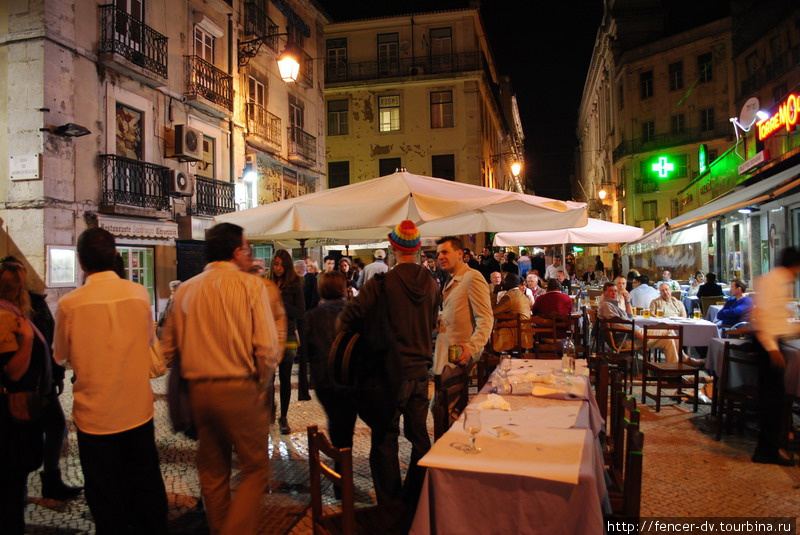 Местами можно неожиданно встретить много людей Лиссабон, Португалия
