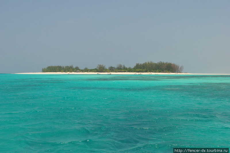 Вот такой крошечный островок в изумрудной воде Остров Занзибар, Танзания