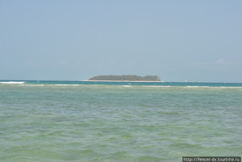 А так Мнемба видна с пляжа Занзибара Остров Занзибар, Танзания