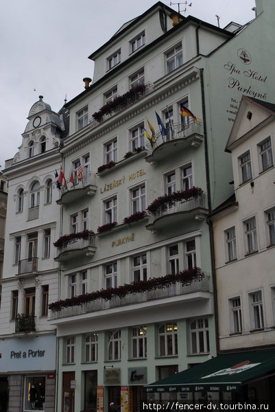 В многих отелях флаги размещают не над входом, а на балконах верхних этажей Карловы Вары, Чехия