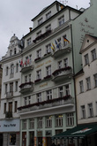 В многих отелях флаги размещают не над входом, а на балконах верхних этажей