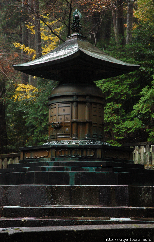 Собственно гробница: здесь покоятся останки первого сёгуна из рода Токугава, Токугавы Иэясу. Никко, Япония