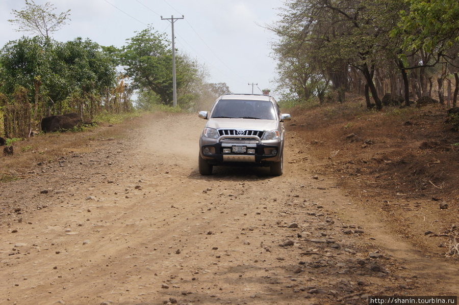Джип на пустой дороге Остров Ометепе, Никарагуа