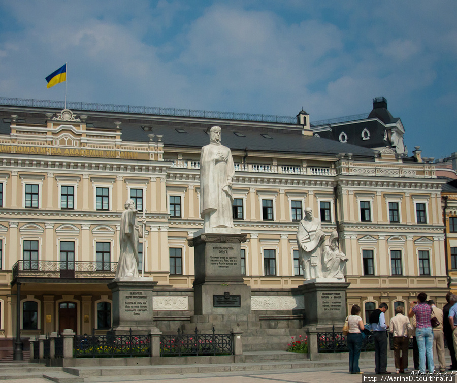 Памятник княгине Ольге Киев, Украина