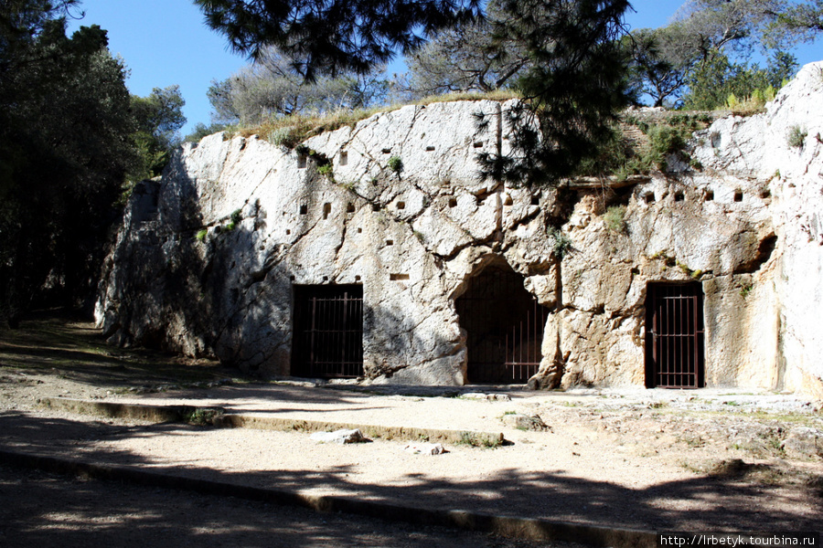 Надпись настаивала, что это тюрьма Сократа Афины, Греция