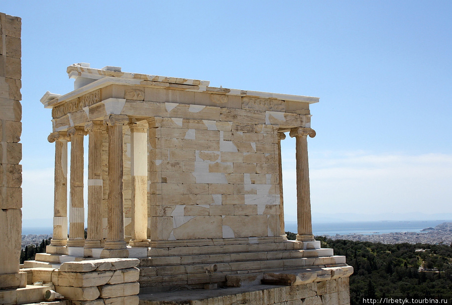 Сохранившийся храм Афины-Ники у входа на Акрополь Афины, Греция