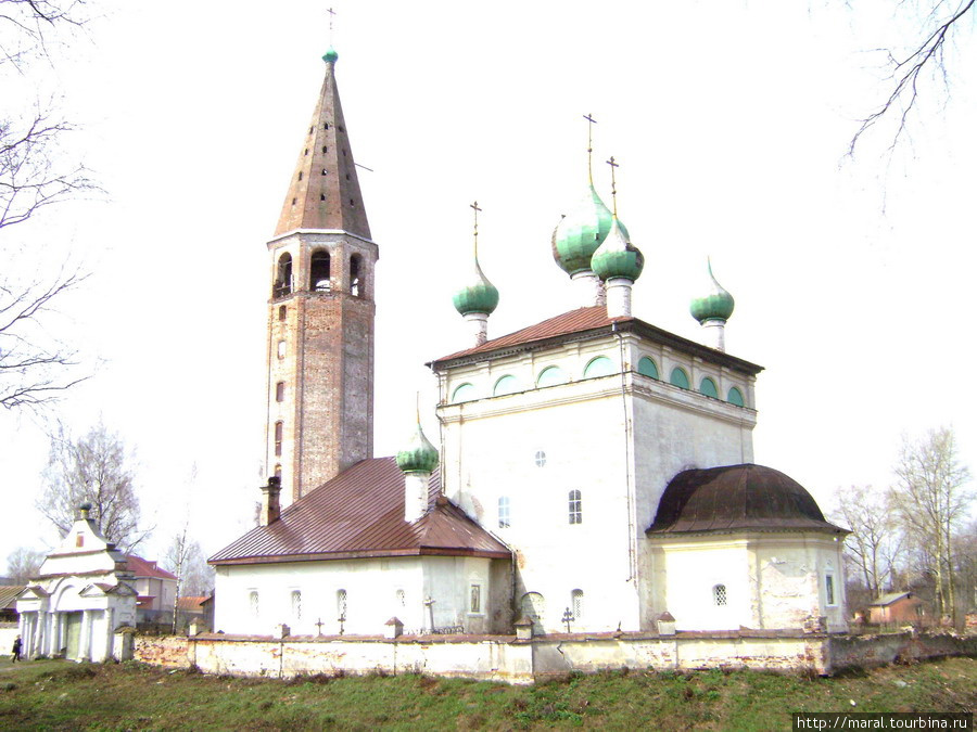 Церковь Воскресения Христова (1750 г.) в селе Вятском всегда была действующим православным храмом Ярославская область, Россия