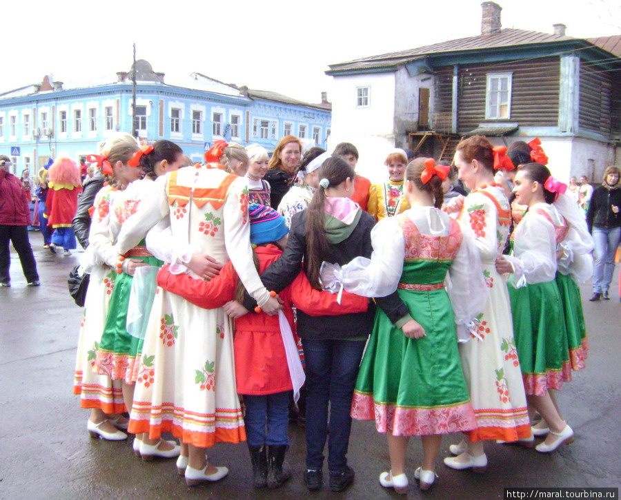 1 мая 2011 года в селе Вятском впервые отмечали Красную Горку – некогда любимый праздник на Руси, который завершал пасхальную неделю. По такому случаю в Вятском хороводы водили, скороговорки говорили... Ярославская область, Россия