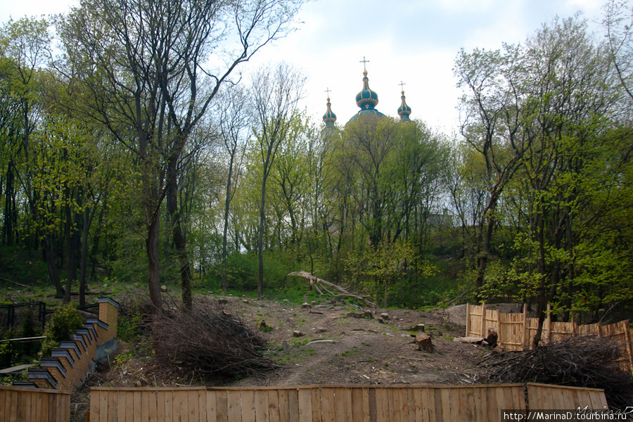 По закону О природно-заповедном фонде, на склонах запрещено вести любую деятельность, которая может навредить флоре и фауне, а такой деятельностью является вырубка деревьев и строительство. Киев, Украина
