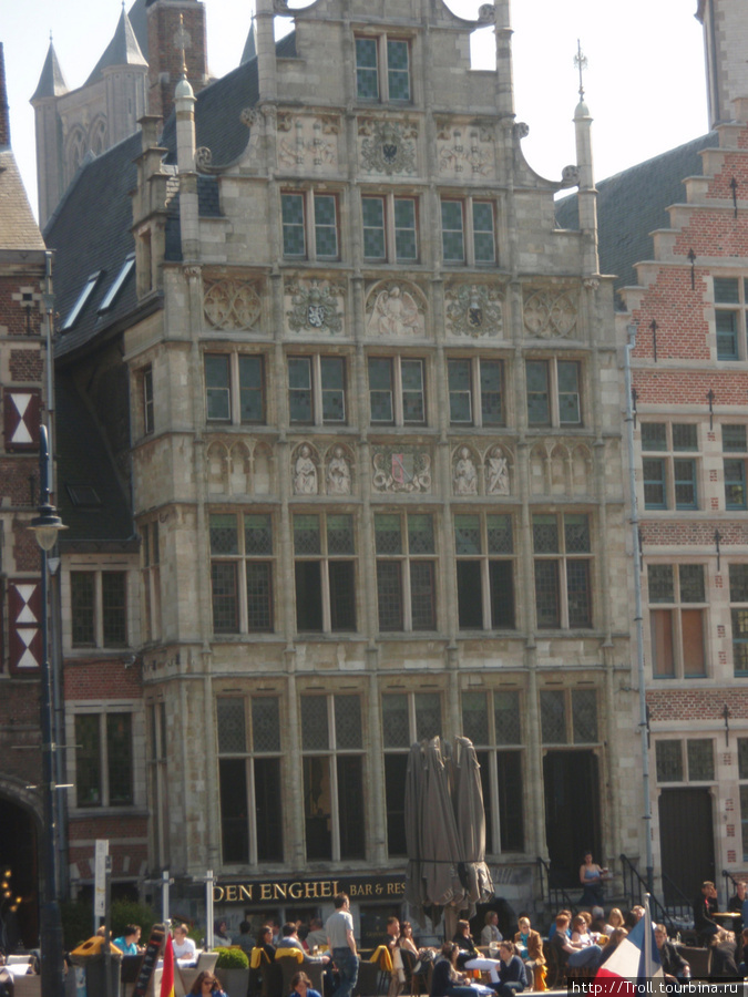 Изящные барельефы — отличительная черта дома Гент, Бельгия