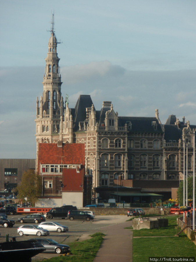 Красивое, изящное здание, чем-то напоминающее Тадж Махал Антверпен, Бельгия