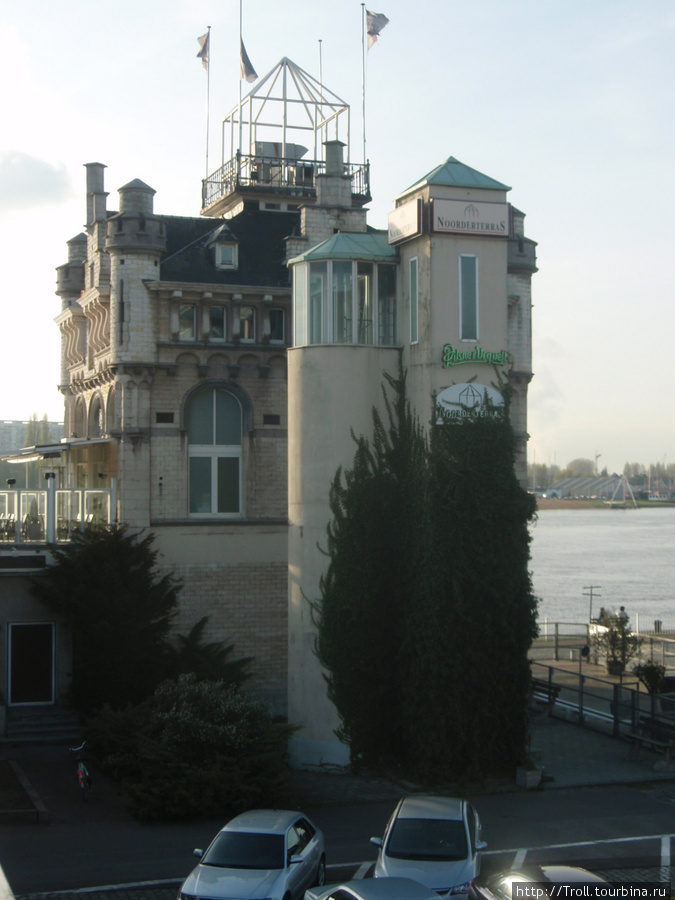 Красивую башенку неудачно обставили новейшими пристройками, получилась несуразица Антверпен, Бельгия