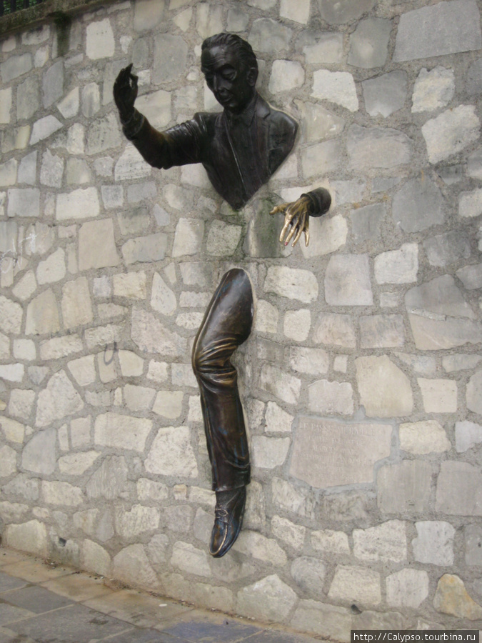 Человек, проходящий сквозь стену. Монмарт. Франция