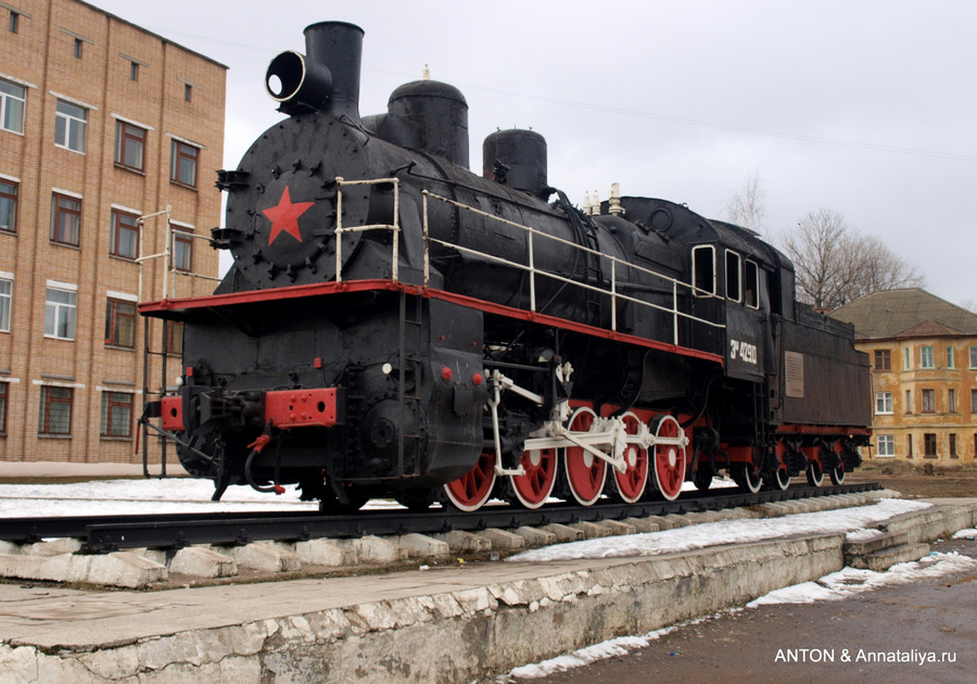 Тепловоз у железнодорожного вокзала Вязьма, Россия