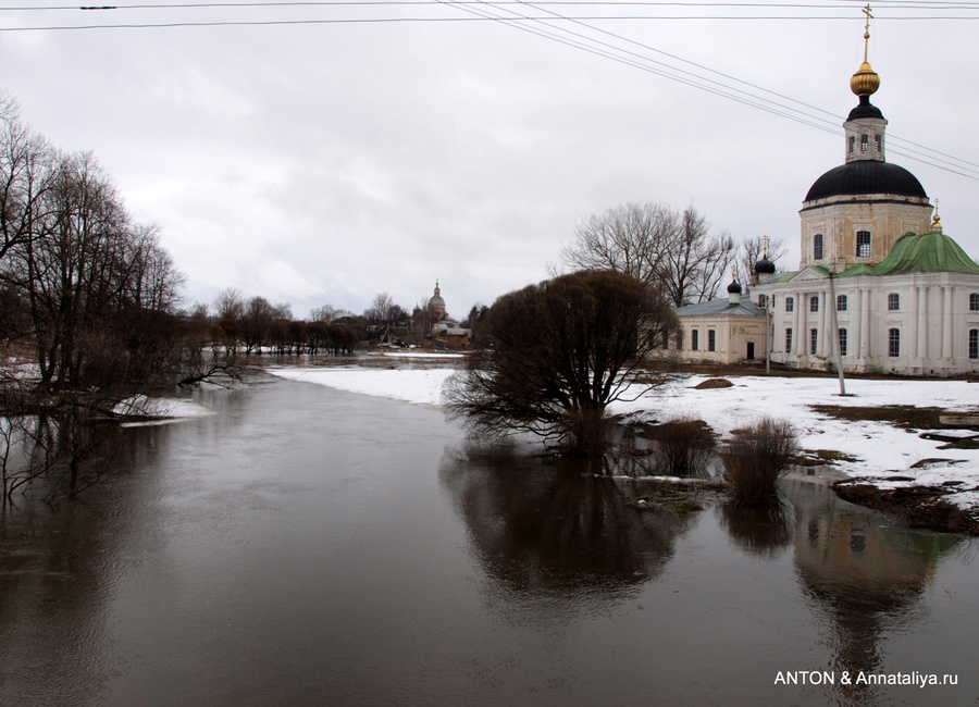 Богородицкая церковь и река Вязьма. В ней теперь историко-краеведческий музей