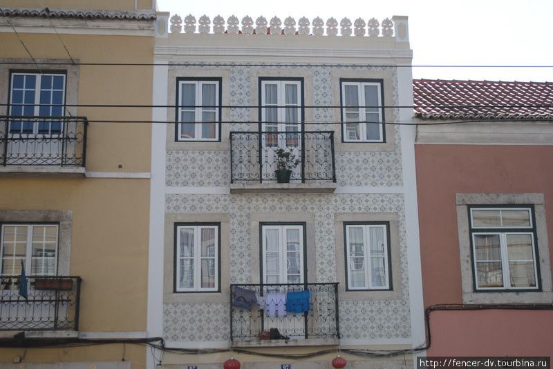 Иногда фасад облицован не полностью. Лиссабон, Португалия