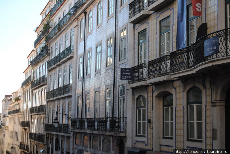 Встречаются целые улицы плиточных домов Лиссабон, Португалия