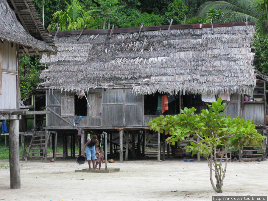 Вутунг — первая, приграничная деревня папуасов Вутунг, Папуа-Новая Гвинея