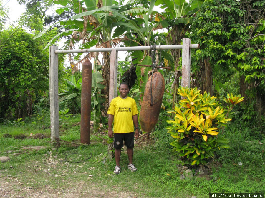 Школьным звонком является бывший снаряд Второй Мировой Войны Вутунг, Папуа-Новая Гвинея