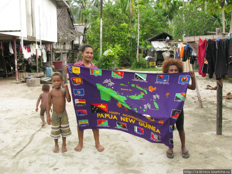 Приграничные жители демонстрируют свой патриотизм Вутунг, Папуа-Новая Гвинея