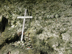В этой пещере сокрыты черепа людей, погибших в межплеменных папуасских войнах.