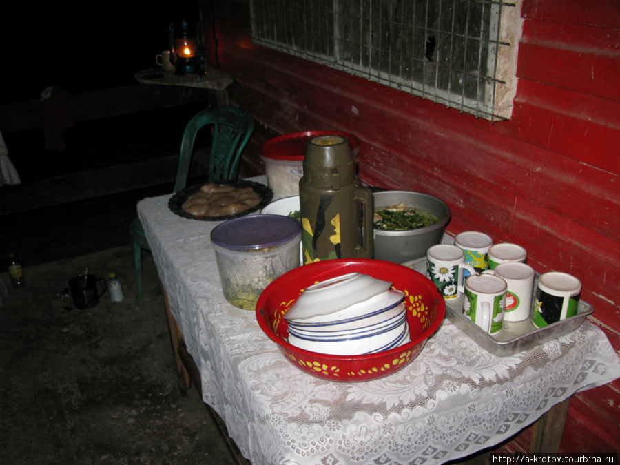 Вроде бы вутунгский папуасский народ не голодает: еда на столе имеется Вутунг, Папуа-Новая Гвинея